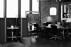 Öppet kontor med arbetsplatser, skärmar och textilier som dämpar ljud