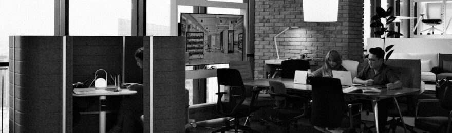Öppet kontor med arbetsplatser, skärmar och textilier som dämpar ljud